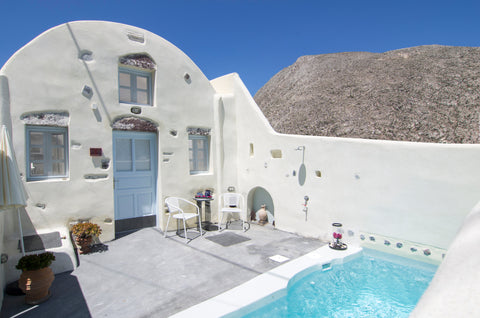 A ground floor stone built house with loft that can accommodate 4 Guests.<br /><  Timedrops Santorini Byzantine Luxury Villa Entire villa vacation rental 4345192