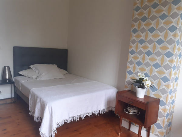 Chambre privée avec lit double et salle de bain privée dans grande maison bourge Bordeaux, France Chambre et salle de bain privées à Bordeaux Private room in home vacation rental 17283126