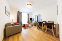 Diese stilvolle Unterkunft eignet sich perfekt sowohl für Geschäftsreisende als   W70/31- Deluxe Apartment - Red Wheel Entire rental unit vacation rental 619975705931825197