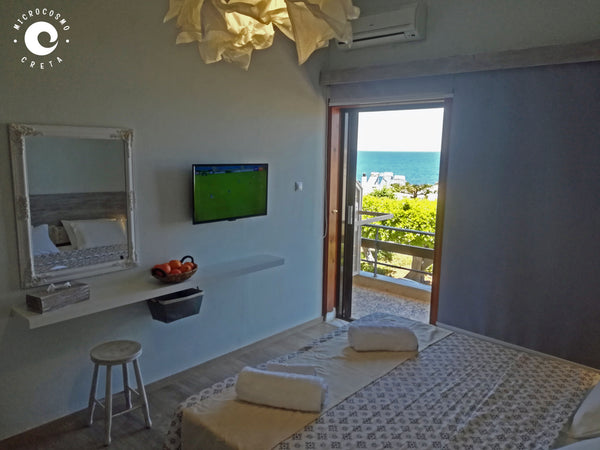 This double room is 3 minutes by walk from Kalamaki Beach. It's located on the f Chania, Greece Seaview★dbl room w/bathr★3 min walk from the beach Entire rental unit vacation rental 40977167