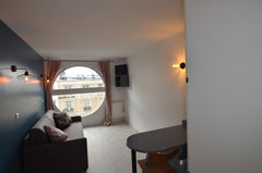 Studio refait à neuf, chaleureux, confortable, canapé lit, Kitchenette, salle de Antony, France Studio très clair  et agréable à vivre Entire rental unit vacation rental 21072011