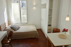 Only “bail mobilité” rentals from 1 to 10 months or students 9 months Sept-June, Paris, France Sunny studio, rue Oberkampf Entire rental unit vacation rental 332670