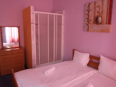 Double room with private shower/bathtub. 12min from the station. 850m from Wence Prague, Czechia Double room in the centre of Prague Private room in bed and breakfast vacation rental 7698557