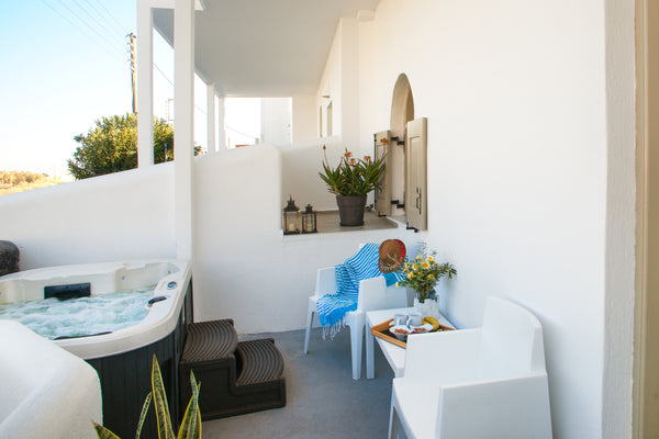 A Luxurious Villa with private Jacuzzi only two minutes walking from Perissa bea  Villa Dina with private jacuzzi,close to the beach Cycladic home vacation rental 31507375