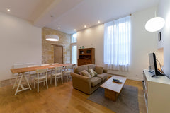 Appartement entièrement rénové et équipé, très calme car éloigné de la rue, à de Bordeaux, France Appartement et jardin spacieux Entire rental unit vacation rental 48625083