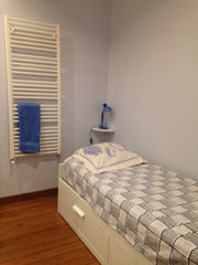 Bienvenue dans notre maison située dans un quartier typique de Bordeaux. Nous so Bordeaux, France Chambre chez l'habitant. Quartier Sainte Croix. Private room in home vacation rental 38352800