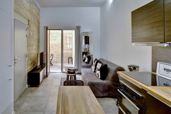 Situated on the ground floor of a stone building from the 18th century, this apa Bordeaux, France Le Well Done - Joli T2 avec terrasse Entire rental unit vacation rental 44243581