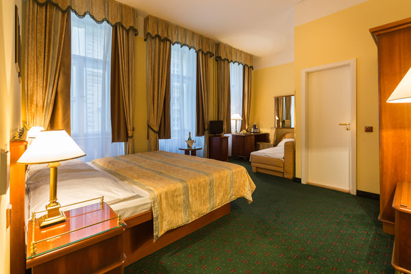 Vítá Vás Hotel William ***+Útulný hotel s jedinečnou polohou v historickém centr Prague, Czechia Dvoulůžkový pokoj s přistýlkou v centru Room in hotel vacation rental 627959240534124857