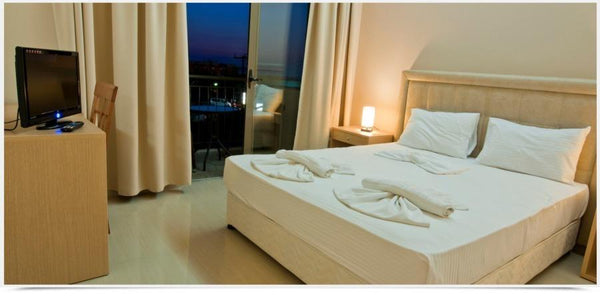 Within 250 m from Anissaras Beach in Chersonissos, Oasis Beach Hotel features a   Superior Room With Magnificent View Room in aparthotel vacation rental 24642427