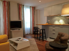 Meublé 2 pièces au 1er étage sur une impasse calme. 1 living salon avec 1 cuisin Paris, France Valmy Entire rental unit vacation rental 8325748