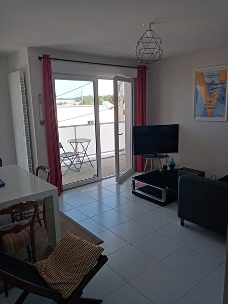 Bonjour,<br /><br />D’une surface de 45m2, cet appartement dispose d’un grand ba Bordeaux, France Appartement en très bon état et au calme Entire condo vacation rental 50515269