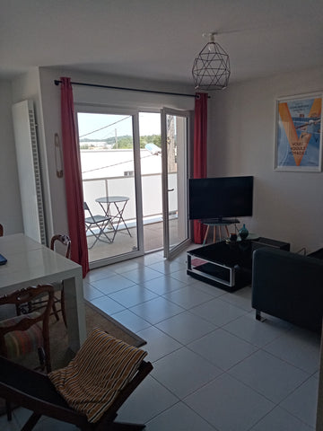 Bonjour,<br /><br />D’une surface de 45m2, cet appartement dispose d’un grand ba Bordeaux, France Appartement en très bon état et au calme Entire condo vacation rental 50515269