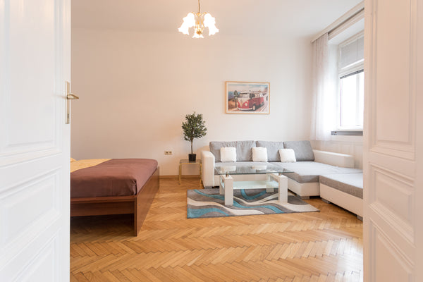 Sehr geräumiges Apartment, sonnendurchflutet und perfekt ans öffentliche Verkehr Vienna, Austria Altbauwohnung für Entdecker und Nachtschwärmer Entire rental unit vacation rental 19939745