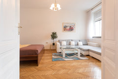 Sehr geräumiges Apartment, sonnendurchflutet und perfekt ans öffentliche Verkehr Vienna, Austria Altbauwohnung für Entdecker und Nachtschwärmer Entire rental unit vacation rental 19939745