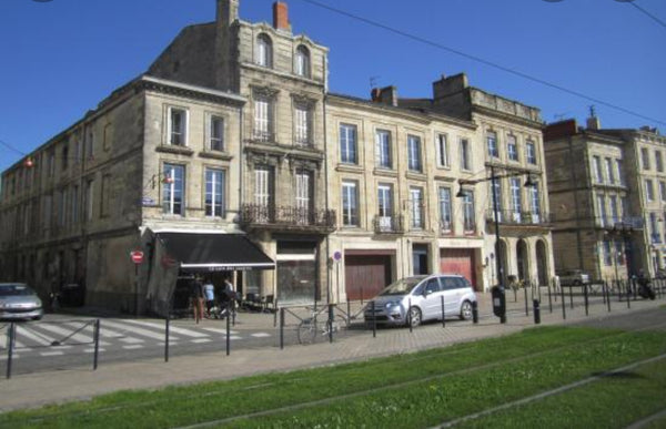 Très joli studio refait à neuf situé dans le quartier réputé des Chartrons face  Bordeaux, France Beau studio lumineux refait à neuf - centre-ville Entire rental unit vacation rental 48226783
