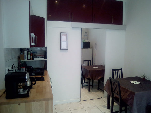 Situé près du pittoresque quartier de Montmartre à 2 min à pied du métro Lamarck Paris, France Appartement rénové donnant sur cour à Montmartre Entire condo vacation rental 28912491