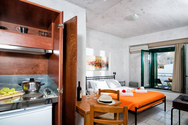 The studio features a king size double bed. It is ideal for couples and solo tra Chersonisos, Greece Petite Studio Amazing Mountain View Entire rental unit vacation rental 4400061