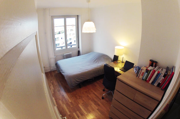 Chambre avec lit 2 places, une grande commode ainsi qu’un bureau et un vrai sièg Lyon, France Chambre agréable & lumineuse Private room in rental unit vacation rental 8795392