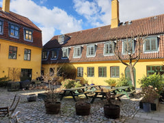 Bo centralt i København, uden støj, i denne fredfyldte bolig. <br /><br />Byhuse Copenhagen, Denmark Byhus i 1 plan m/ egen terrasse og fælles gårdhave Entire townhouse vacation rental 42991396