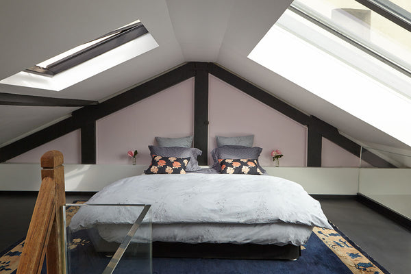 Au cœur du quartier Montmartre à Paris, la rue Chappe monte au Sacré-Cœur. Le 12 Paris, France Duplex avec chambre sous les toits Private room in home vacation rental 5314923