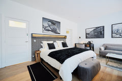 Suite de 45M² avec espace salon, une déco raffinée ou les gris et le noir se mar  B&B Suites 124  Suites Joélie 45M² et terrasse Private room in bed and breakfast vacation rental 647833343815313743