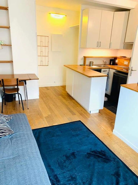 Deux pièces très calme, donne sur une charmante cour verdoyante. J'habite dans c Paris, France Appartement très calme à Gambetta (30m2) Entire rental unit vacation rental 19242965