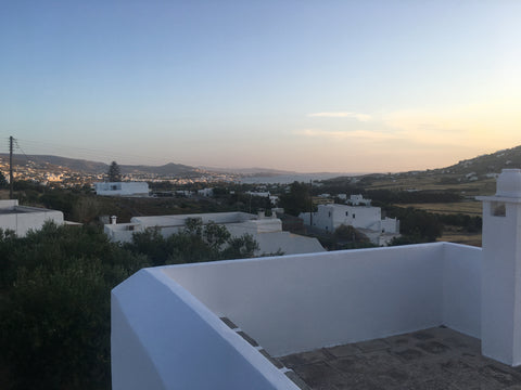 Beautiful studio in a calm and few populated place, surrounded by an olive grove  Joli petit studio avec grande terrasse et vue mer Cycladic home vacation rental 628037977031076717