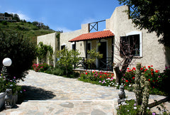 Die Villa Radamanthis liegt 30 km westlich von Heraklion auf einem kleinen Hügel  Villa Radamanthis-Ferienappartement mit Meerblick Entire rental unit vacation rental 1853953