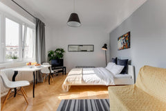 Dej si nohy na stůl a odpočiň si v tomto klidném, stylovém ubytování. Prague, Czechia Nice and calm studio Entire condo vacation rental 54047154