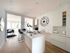 Agréable appartement au 3eme étage d’un immeuble sans ascenseur!<br />Proche du   Spacieux et agréable appartement avec terrasse ! Entire rental unit vacation rental 40500839