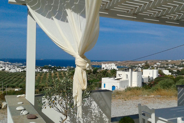 Maison 6-8 personnes, composée de :<br />un rez de chaussée : pièce à vivre banq Marseille, France Maison Paros Parikia vue mer Entire home vacation rental 4648087
