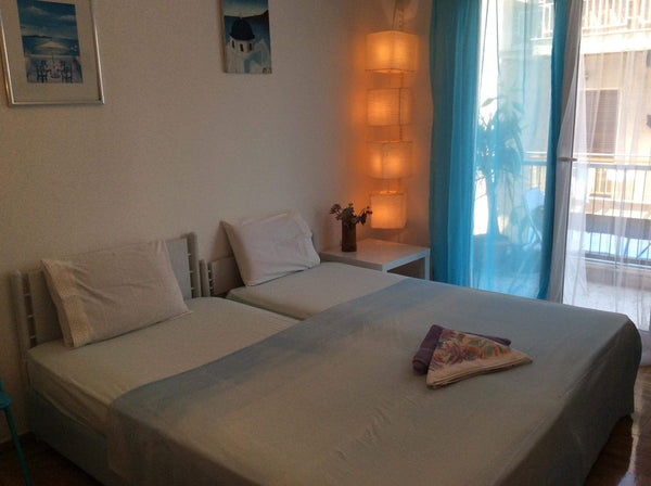 dom znajduje sie w centrum Aten blisko 3 stacji metra .W poblizu znajduje sie su Athens, Greece Sea Azure in the  central Athens Private room in rental unit vacation rental 29996954