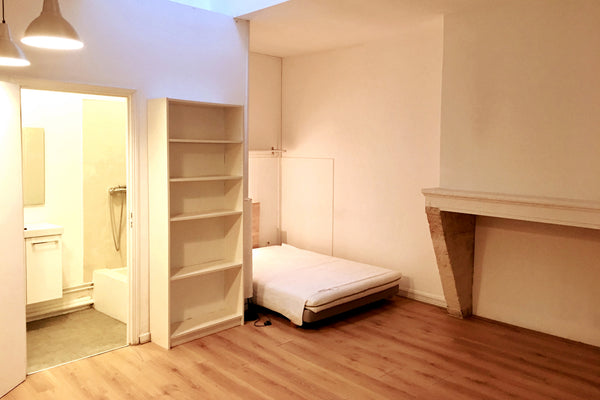 Le studio de 25 m2 est en 2e ligne et donne sur une cour couverte. Au premier et Bordeaux, France Sudio c25 m2 rue Broca (place de la Victoire) Entire rental unit vacation rental 43075203