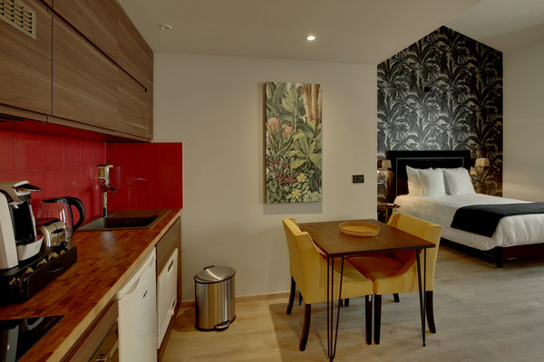 Appartement style loft. L'élégance exotique de la tapisserie « jungle » est décl  AMAZONE, un loft qui allie raffinement et exotisme Room in serviced apartment vacation rental 27948916