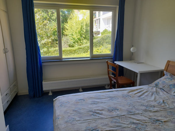Grande chambre très claire, dans un joli quartier d'une commune alternative et f  Chambre d'hôtes 