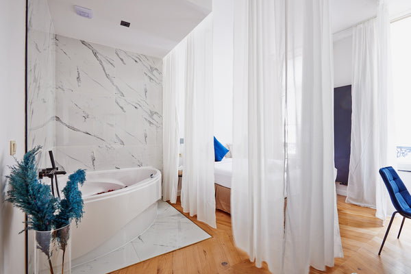 Cette suite vous surprendra avec son JACUZZI en coin, ouvert dans la chambre nup Brussels, Belgium Balneo DELUXE SUITE PL. SAINTE CATHERINE Brussels Room in hotel vacation rental 50628097