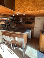 Maison en bois située sur la rue de Gerland.<br />Accès au métro B, Tram T1 (arr Chavanoz, France Maisonnette sur cours avec parking Entire home vacation rental 35839307