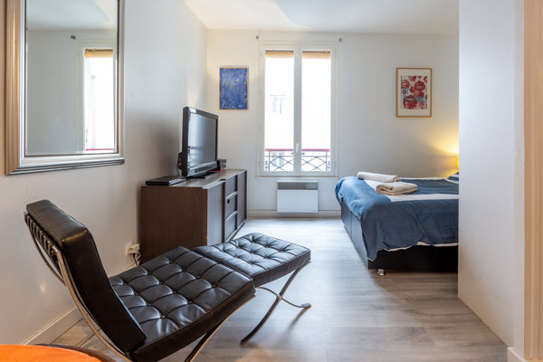 Ce charmant studio est au 2eme étage sans ascenseur d'une superficie de 28M2 , i Paris, France VIP FLAT CLOSE EIFFEL TOWER Private room in rental unit vacation rental 18970459