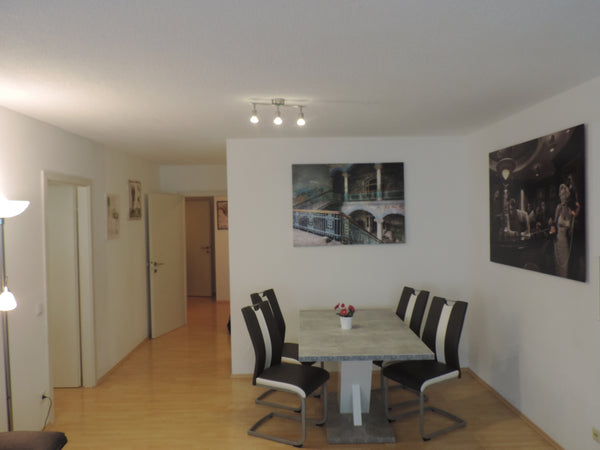 Die Unterkunft befindet sich direkt am Magartengürtel in einer Seitengasse, im 4 Maria Lanzendorf, Austria Comfort Apartment Magareten Entire condo vacation rental 26660651