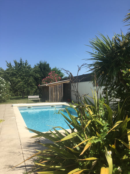 Maison lumineuse avec piscine à 15 mn du centre de Bordeaux et à 45 mn des plage Bordeaux, France Maison de plein pied avec piscine Entire home vacation rental 667404039472628598