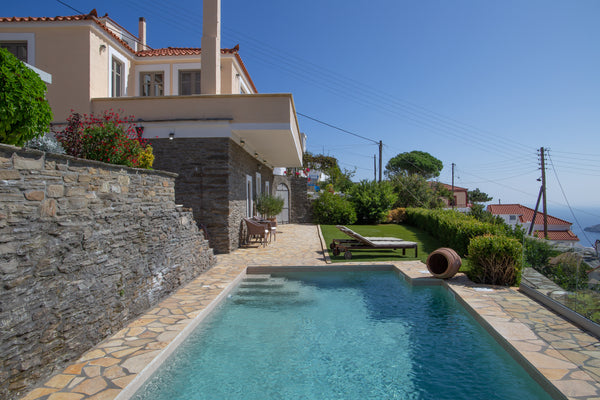 Located in historical Kochylou village, the villa 