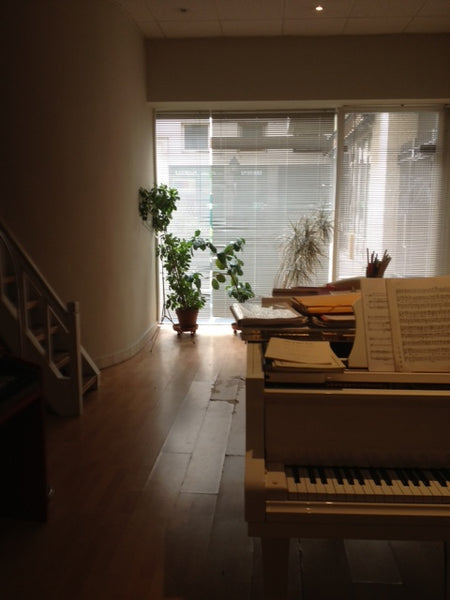 ensemble blanc à l'architecture atipyque, ce loft de 53 m2 est structuré autour  Paris, France LOFT de 53m2, à côté du centre Pompidou Entire loft vacation rental 19526606