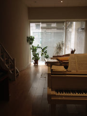 ensemble blanc à l'architecture atipyque, ce loft de 53 m2 est structuré autour  Paris, France LOFT de 53m2, à côté du centre Pompidou Entire loft vacation rental 19526606