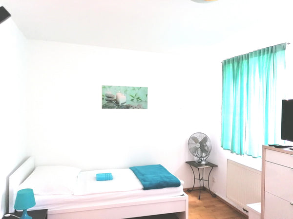 Our accommodation is located in the district of Favoriten in Vienna, not far fro  Zimmer-1 Bett (n12) ,U-bahn, Hauptbahnhof Viena Private room in rental unit vacation rental 49747015