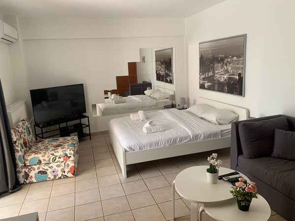 Well renovated and furnished, this 31 sqm studio on the 1st floor with a large v Athens, Greece Modern Studio large veranda |metro station Suggrou Entire rental unit vacation rental 53619706