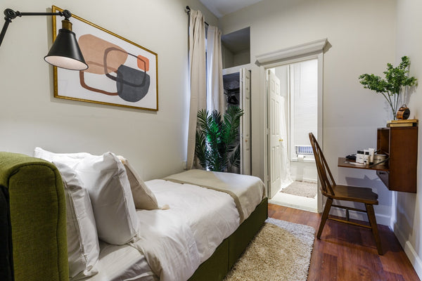 This spacious, well-kept and comfortable room is available in Hell's <br />   Ki  Rental unit in New York · 1 bedroom · 1 bed · 0 shared baths Private room in rental unit vacation rental 48074565