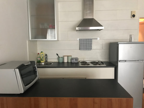 Studio cosy et lumineux à Ixelles à deux pas de l'avenue Louise. Très lumineux à Brussels, Belgium Studio cosy et lumineux sur l'avenue Louise Entire rental unit vacation rental 46784726