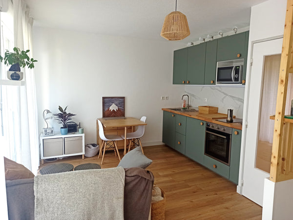 Grand et charmant studio de 28m² + Jardin avec terrasse en bois de 11m², refait  Lyon, France Studio moderne proche Métro D avec jardin Entire rental unit vacation rental 688871485966215926