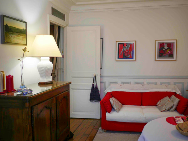 Je suis une dame retraitée, qui propose un agréable petit appartement situé entr Paris, France Paris petit coin douillet Entire rental unit vacation rental 9952