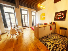 Situé au 2ème d’un immeuble avec traboule:2 entrées.<br /><br />Il dispose d’une Lyon, France Studio au coeur du Vieux Lyon  avec petit déjeuner Entire condo vacation rental 23757560